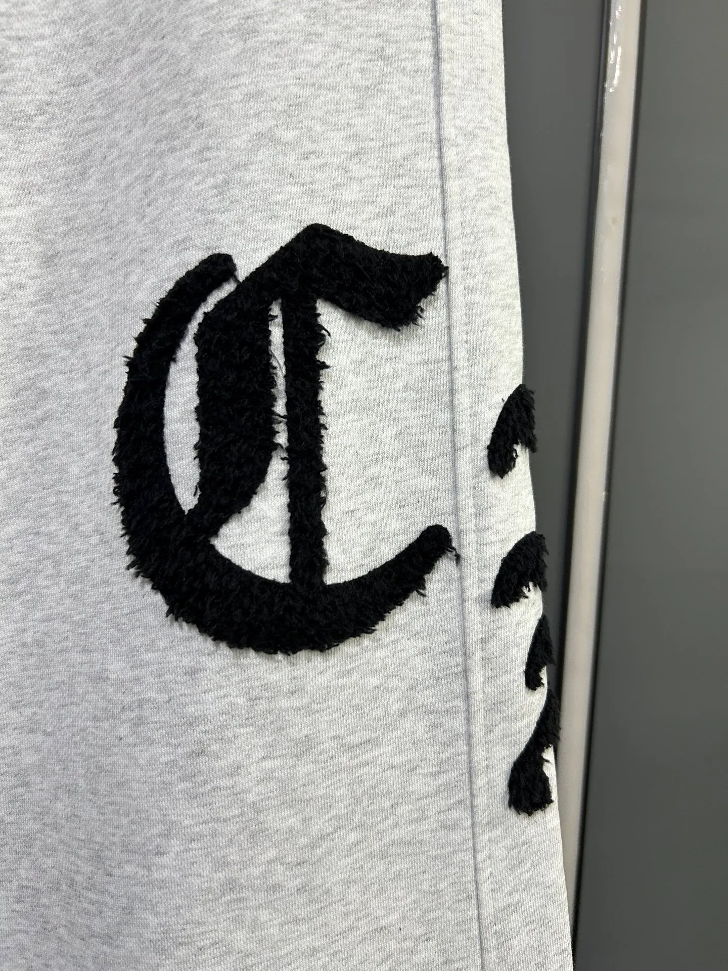 P220 Chrome Hearts 25 new colorful cross-mark loose straight trousers 2025 autumn and winter new embroidered elastic band casual trousers, customized fabrics at the counter. Made of 400g high-version terry fabric, with high breathability and comfort, impeccable details, no pilling and no deformation, brand element design concept, reflecting high quality. It feels delicate and soft! It presents casual tailoring, the same style for men and women, and the upper body shape is awesome! Size: S M L XL Color: Black Gray